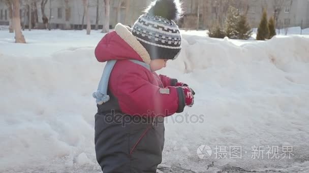 厨师在厨房里和滚筒摆姿势。微笑的厨师玩滚轴视频