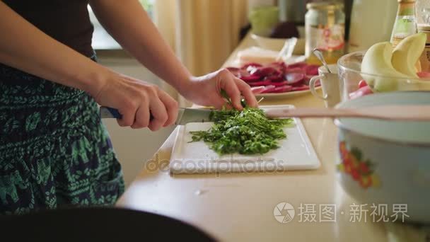 女人削减芝麻菜沙拉视频