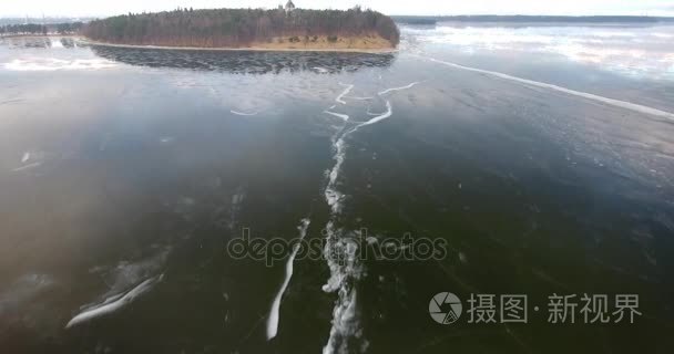 结冰的湖岸上的老教堂视频