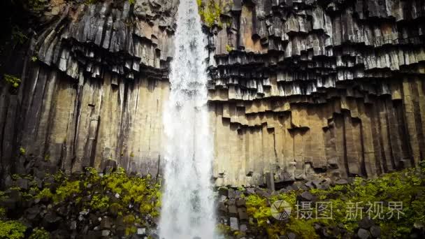 在冰岛的瀑布 Svartifoss