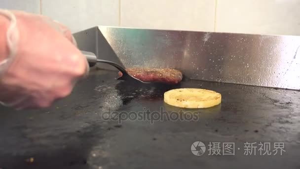 汉堡包肉饼和菠萝烤和烤架上滋滋作响