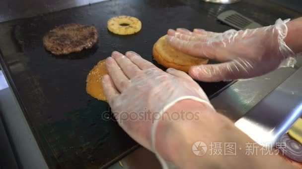 煮炸薯条面包和烤肉汉堡视频