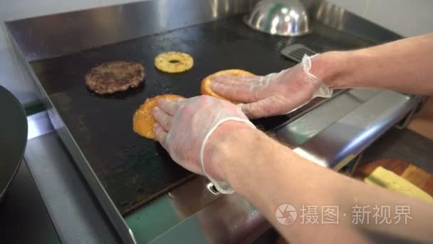 煮炸薯条面包和烤肉汉堡