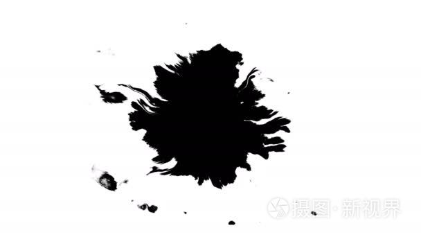 黑色墨水滴在干燥的纸上视频