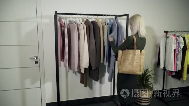 年轻女人花衣服尝试中的精品视频