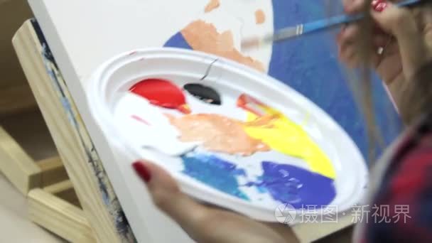 女孩扣篮刷油漆视频