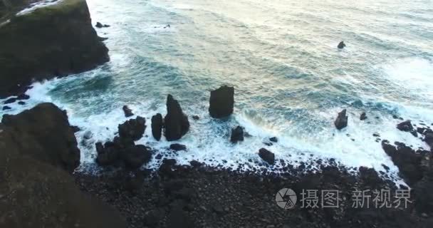 在海洋海岸从空中拍摄视频