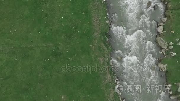 从山区河流，格鲁吉亚的航拍视频