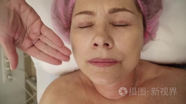 岁的女人脸后脸吊装过程视频