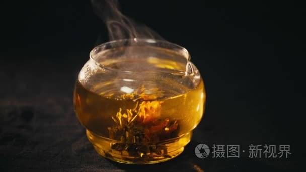 中国绿茶花蕾盛开玻璃茶壶
