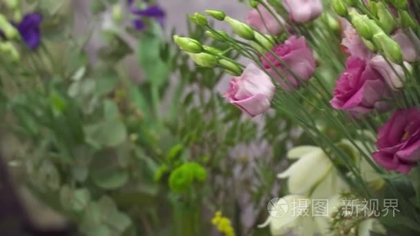 花店制作花束与紫郁金香特写视频