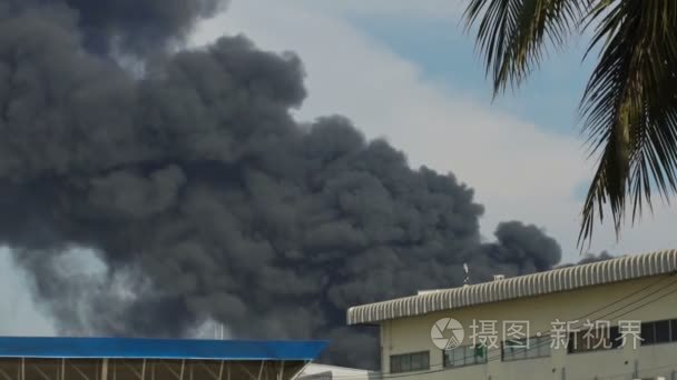 慢动作的巨大火火焰从燃烧的油厂，在泰国曼谷