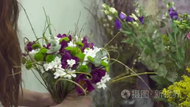 花店准备美丽花束出售在商店视频