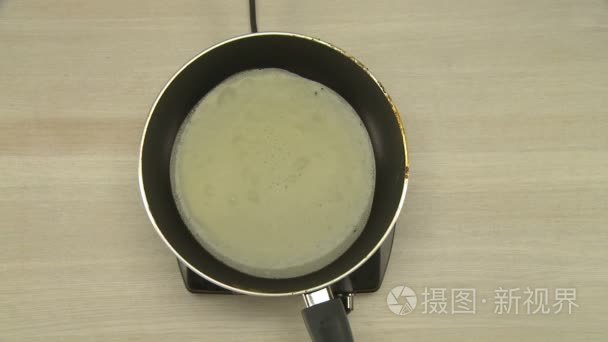 第一人称视角的厨师煎烙饼视频