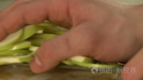 电饭煲切削新鲜青苹果烹饪板上视频