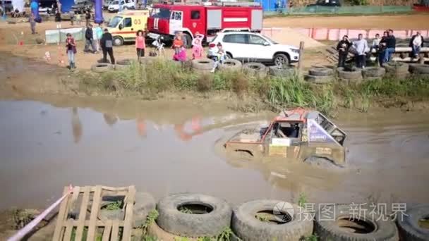 汽车在越野竞争的水坑里视频
