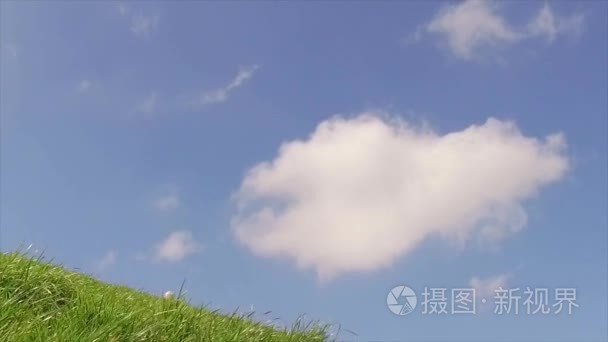 蓝天白云与山长满绿草视频