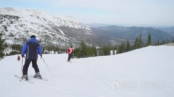 俄罗斯，Sheregesh，三月一日 2017年。滑雪板和滑雪者在冬天在慢动作中骑在美丽的山。1920 x 1080