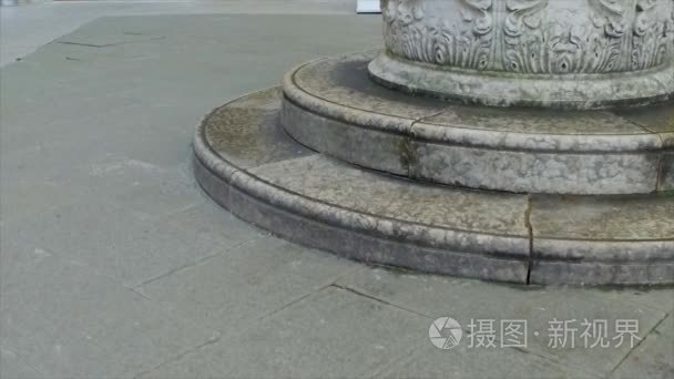 在纪念碑附近的两个步骤视频