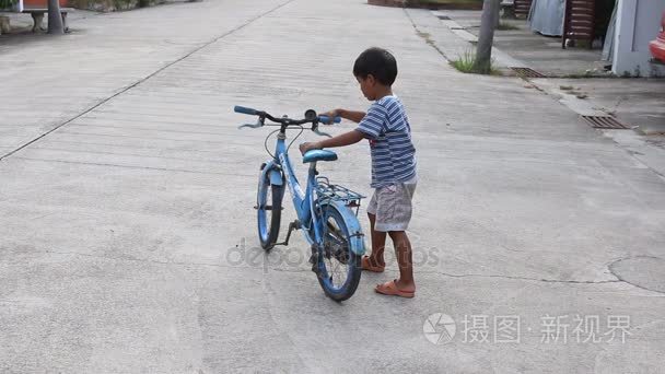 小男孩想要骑一辆自行车视频