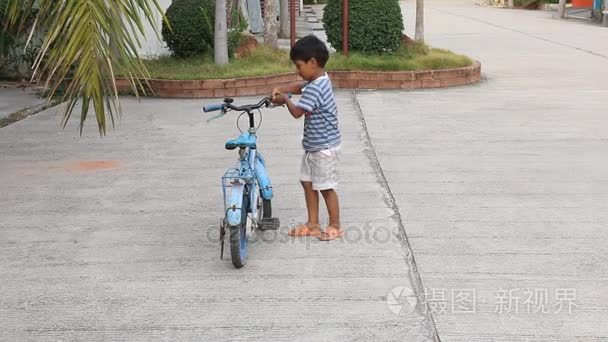 小男孩想要骑一辆自行车视频