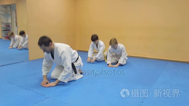 武术教练训练儿童视频