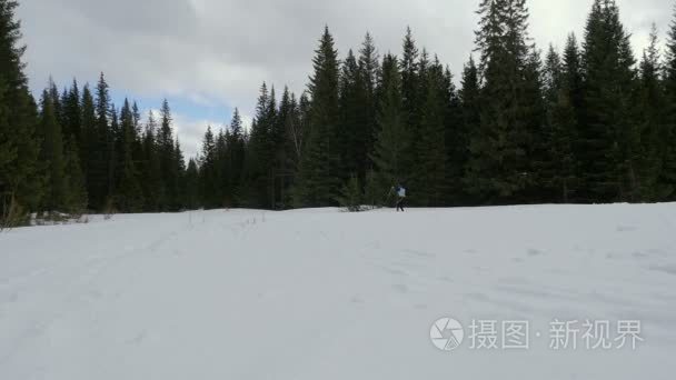 男子滑雪运动员视频
