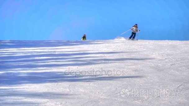 高山滑雪度假村休息的游客视频