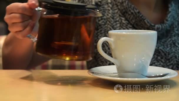 女人把茶倒进杯中咖啡厅视频