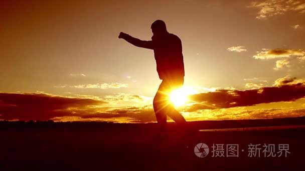 男子从事近身战斗体育在体育夕阳的影子拳击拳击视频