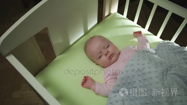 顶尖侧睡认为刚出生的婴儿多莉射击关闭