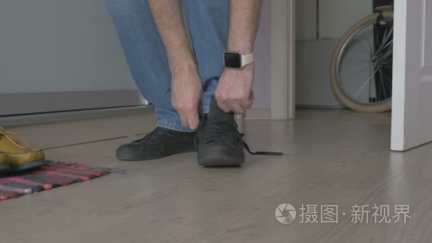 年轻男子绑鞋带的鞋视频