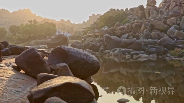 河与河岸陡峭和巨大的石头视频