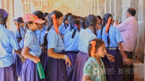 印度老师向女学生解释历史视频