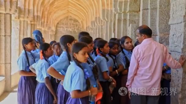 印度老师向女学生解释历史视频