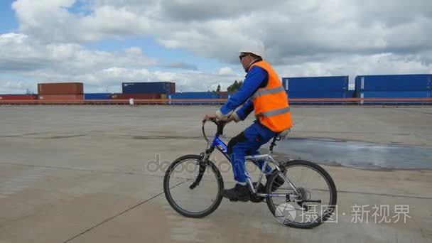 骑自行车沿厂房工人视频