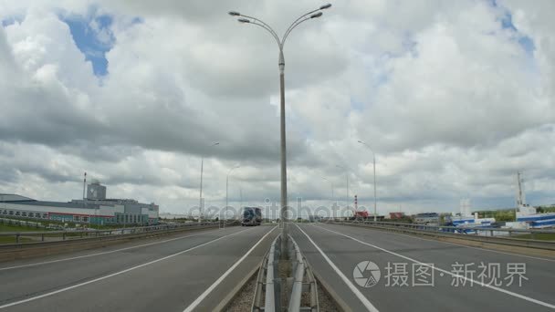 卡车和汽车沿公路行驶视频