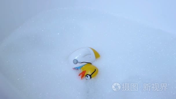 橡胶鸭洗个澡视频