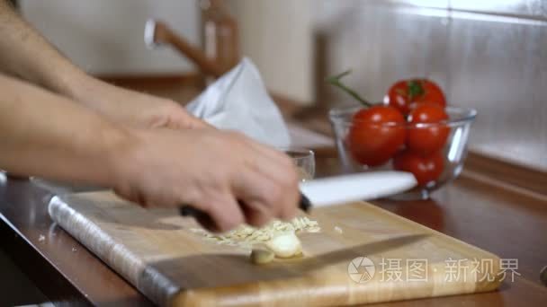 男子切碎的大蒜准备意式烤面包视频