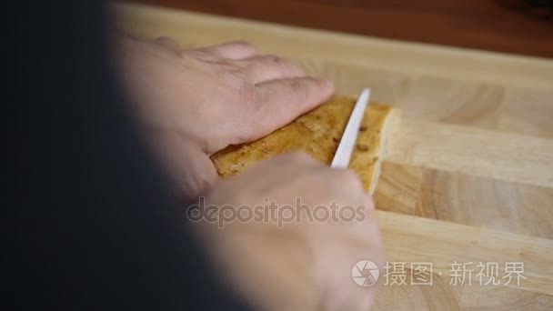 一个人削减为烹饪意式面包