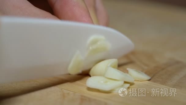 男子切碎的大蒜准备意式烤面包视频