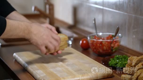 一个人安排烹饪意式面包