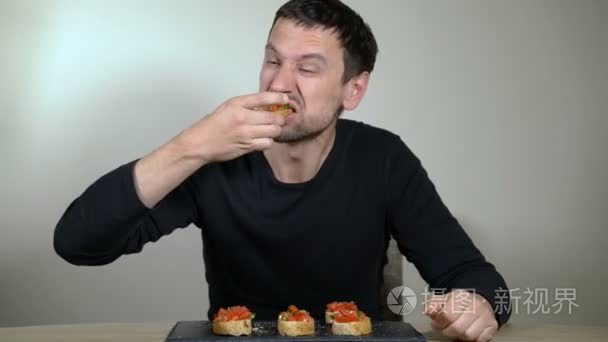 男人有胃口吃意式烤面包视频