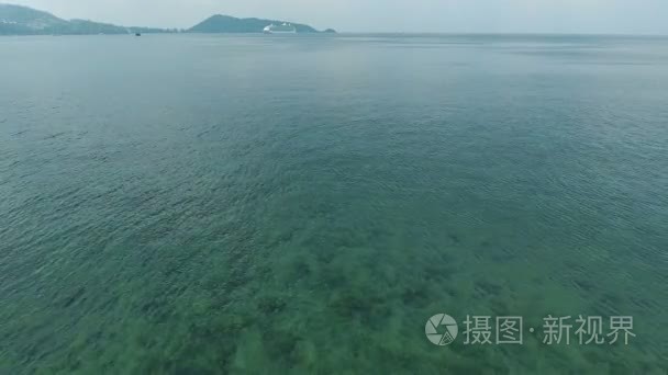 鸟儿飞翔在安达曼海，芭东普吉岛泰国南部海域上空鸟瞰宽镜头的 Pov 图