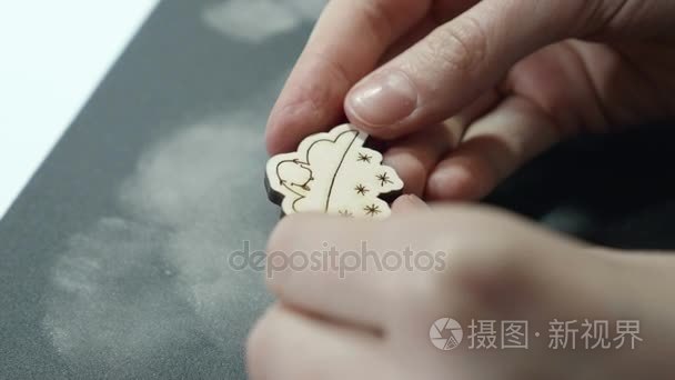 一位艺术家在砂纸上看磨木工艺