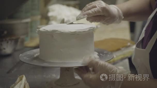 贝克适用纹理结霜的圆蛋糕视频
