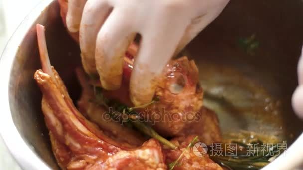 肉和腌料在碗里视频