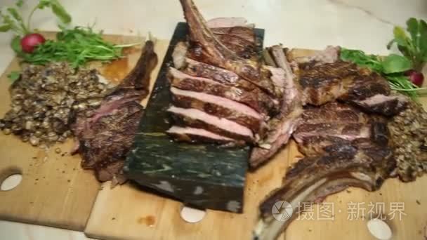 此菜用烤肉与装饰视频