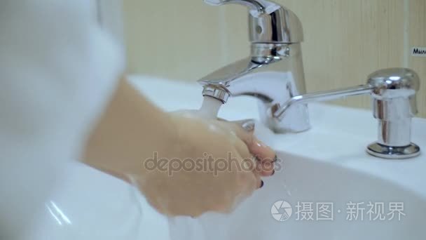 女孩被肥皂洗掉她的手视频