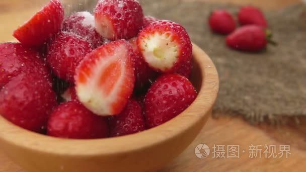 对新鲜草莓糖滴视频